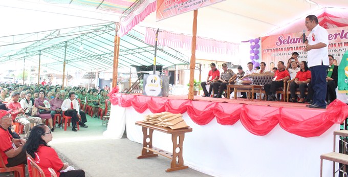 BUPATI MEMBERIKAN SAMBUTAN DI HADAPAN LANSIA GMIM MITRA1