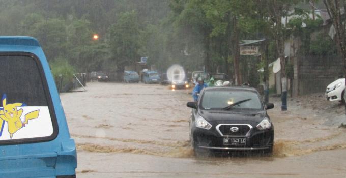 Ruas jalan di Ranomuut samping eks pacuan kuda rawan banjir meskipun hujan deras tidak lama