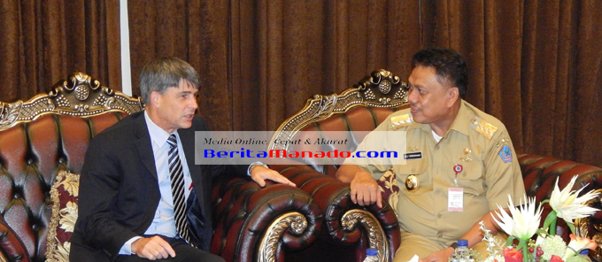 Gubernur Sulut Olly Dondokamey bersama Brian McFeeters, Charge D'affaires (Dubes Amerika) di VIP Bandara Sam Ratulangi