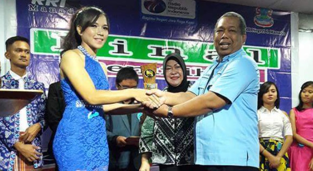 Kepala LPP RRI Manado Drs Syafrudin A Hasibuan MM menyerahkan hadiah kepada Sri Rahayu Soselisa, sebagai juara Bintang Radio tingkat Sulut.