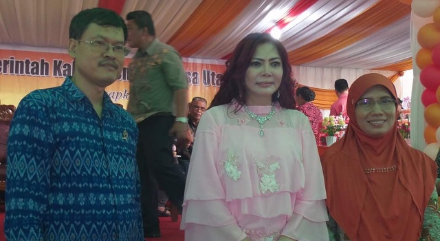 Ketua PN Airmadidi Agus Mahendra bersama istri.