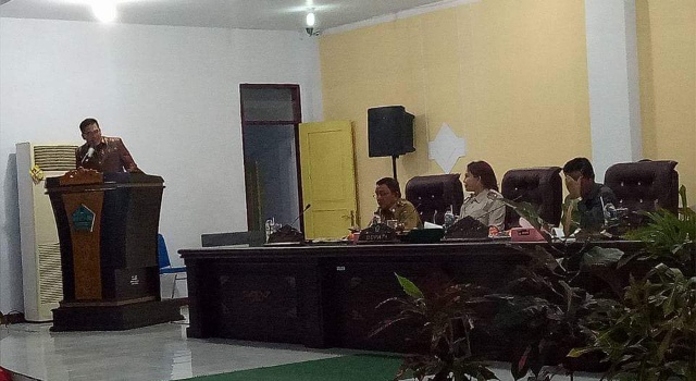 Ketua Fraksi Partai Golkar Edwin Nelwan menyampaikan pemandangan fraksi di hadapan pimpinan DPRD, Bupati Vonnie Panambunan dan Wabup Joppi Lengkong.