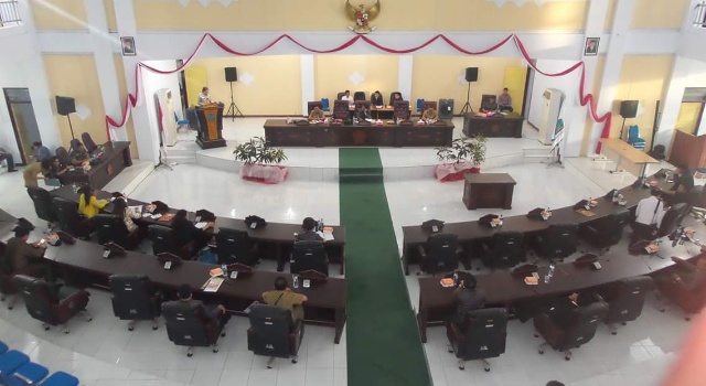 Pimpinan dan anggota DPRD membahas Ranperda APBD 2017 Kabupaten Minut.