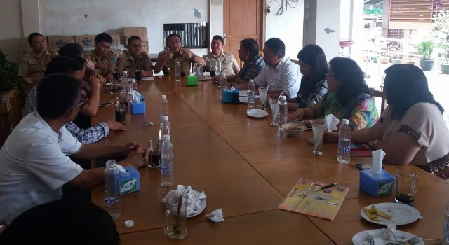 Wabup Minut Ir Joppi Lengkong menghadiri rapor bersama pendeta GMIM se-Minut.
