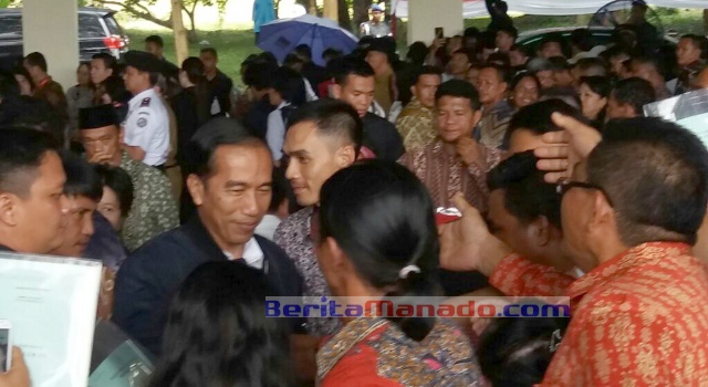 Disambut masyarakat Minut, Presiden Jokowi langsung menyapa masyarakat.