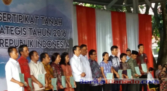 Presiden Jokowi, Menteri ATR Sofyan Djalil dan Gubernur Sulut Olly Dondokambey, foto bersama perwakilan masyarakat penerima prona.