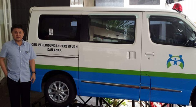 dr Harley Sompotan secara simbolis menerima bantuan mobil dan motor untuk Kabupaten Minut dari Kementerian PPPA