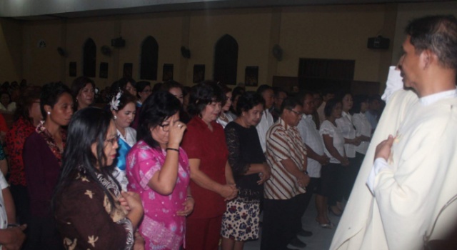 Pastor Paroki Santa Ursula Dr Joseph Ansow Pr saat melanti pengurus Wilayah Rohani yang baru.