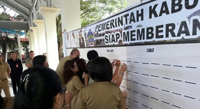 Pimpinan SKPD Pemkab Minut menandatangani komitmen pemerintahan bebas pungli.