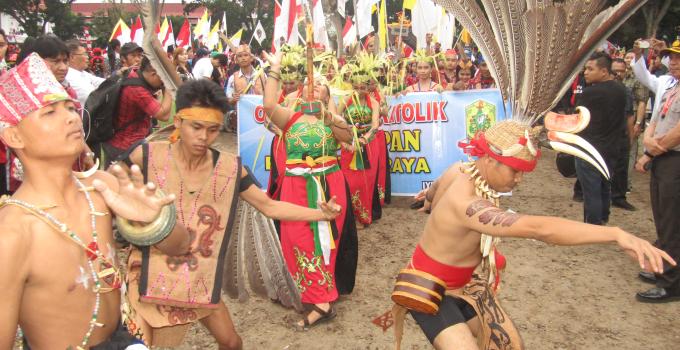 OMK Palangkaraya dengan tarian khas Kalimantan Tengah