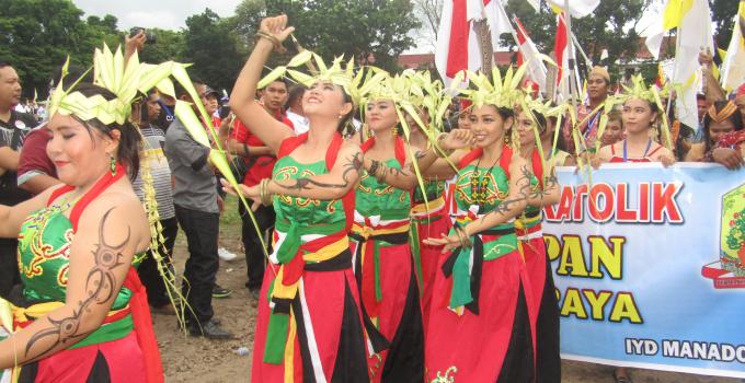 OMK Palangkaraya menampilkan suku Dayak
