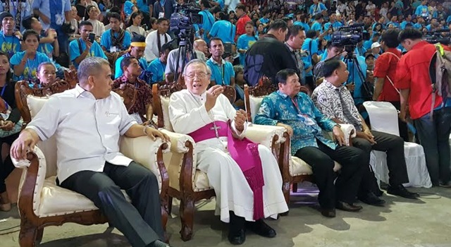 Bupati Minahasa Drs Jantje Wowiling Sajow MSi duduk berdampingan dengan Uskup Manado Mgr Joseph Suwatan MSC