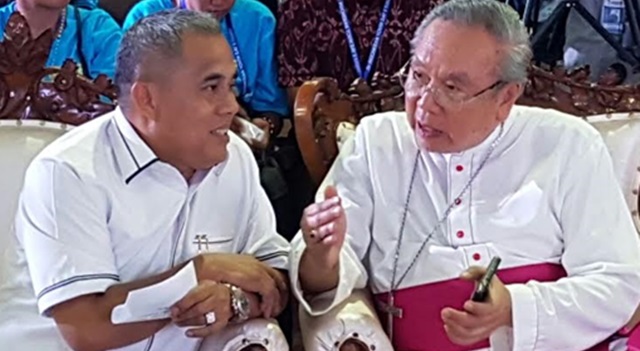 Bupati Minahasa Drs Jantje Wowiling Sajow MSi berbincang serius dengan Uskup Manado Mgr Joseph Suwatan MSC