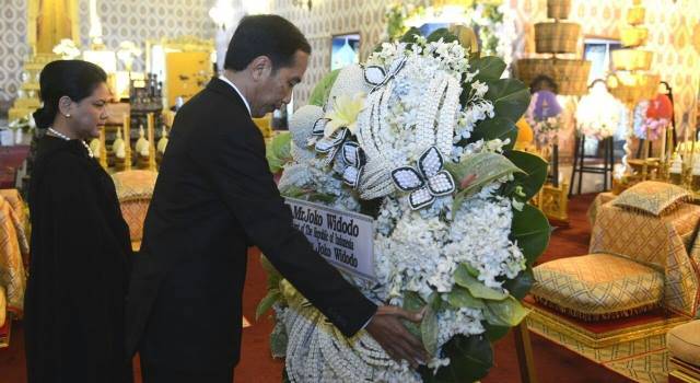 Jokowi meletakkan karangan bunga tanda duka cita