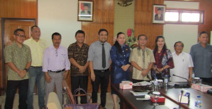 Komisioner KIP foto bersama anggota Komisi 1 DPRD Sulut