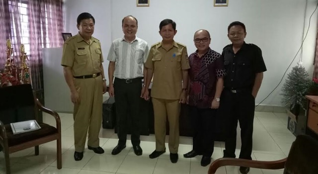 Ketua, Komisioner dan Staf KPU Minahasa bersama Kadis Dikpora Jemmy Maramis