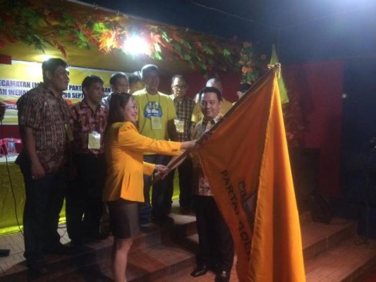 Ketua PG Kota Manado, Danny Sondakh menyerahkan pataka kepada Lily Binti usai terpilih sebagai Ketua PG Kecamatan Wenang. 