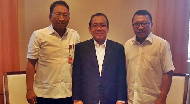 Menteri Sekretaris Negara Prof Dr Pratikno (tengah) bersama Sekprov Sulut Edwin Silangen dan Staff Khusus Gubernur Lucky Rumopa
