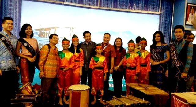 Wakil Walikota Manado Mor Dominus Bastiaan bersama tim kesenian SMP Negeri 3 Manado