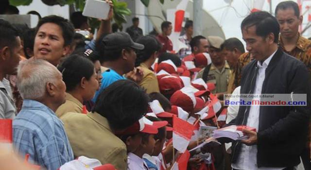 Presiden RI Joko Widodo saat bersama anak-anak SD di Miangas