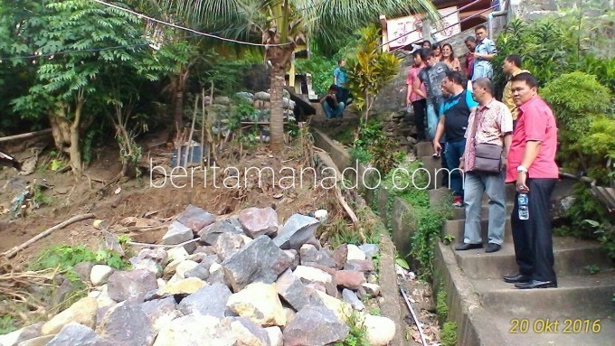 Dua anggota Banggar ketika meninjau lokasi proyek bencana di Kelurahan Tandurusa