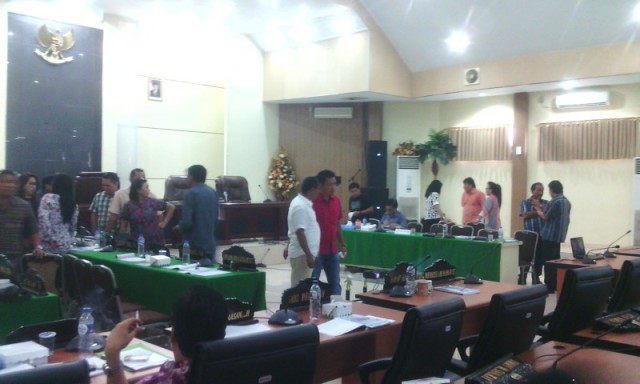 Suasana pembahasan Badan Anggaran DPRD bersama Tim Anggaran Pemerintah Daerah Kota Manado beberapa waktu lalu, sebelum penyampaian RAPBD Perubahan.(MichaelTumiwang)