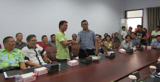 Salaman perdamaian perwakilan karyawan yang di-PHK an manajemen perusahaan diwakili Budi Paiman