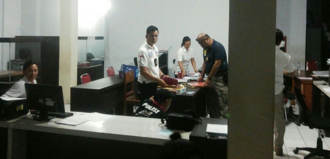 Tim Polda Sulut ketika melakukan penggeledahan di Kantor Discapilduk Pemkot Bitung