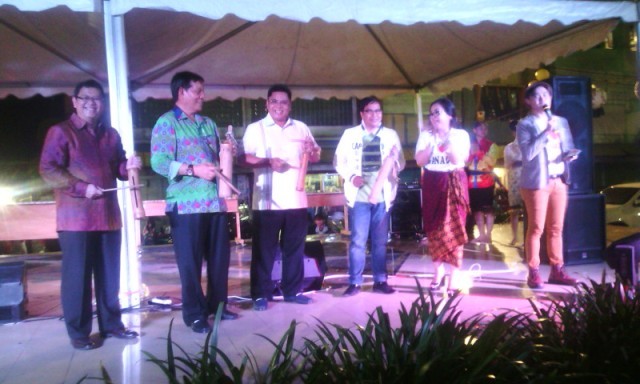 Walikota Manado, GS Vicky Lumentut (GSVL)saat memukul tetengkoren tanda dibukanya kegiatan Manado Food and Culture Festival.(Redaksi)