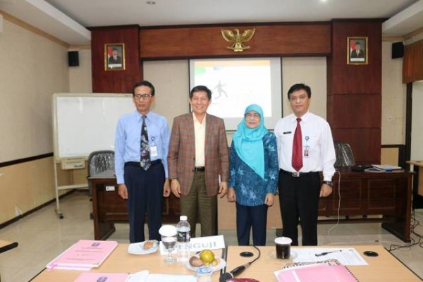 Foto bersama Walikota Manado, GS. Vicky Lumentut, Kepala Bappeda, Peter Assa bersama penguji di Diklat Pim II Surabaya.