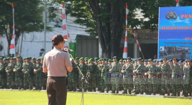 Kapolda Sulut Irjen POL Wilmar Marpaung saat memimpin apel gelar pasukan dalam rangka pengamanan kungjungan Presiden RI ke Sulut