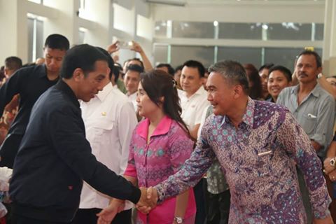 Dirut PD Pasar Fery Keintjem saat bertemu Presiden Jokowi ketika ke Manado.