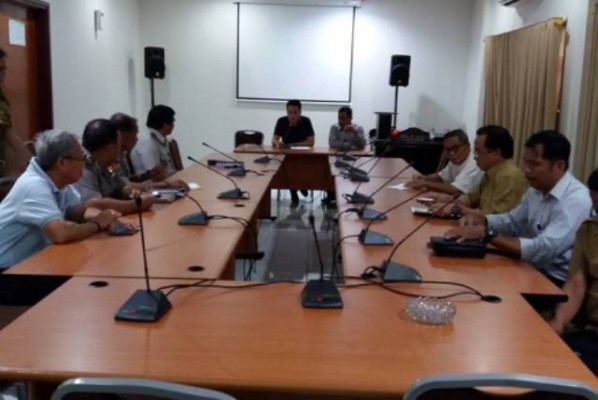 Suasana Hearing Komisi A DPRD Kota Manado, Senin (10/10/2016).