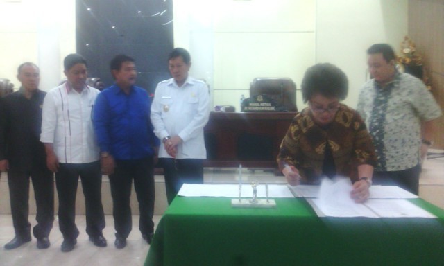 Ketua Noortje Van Bone saat menandatangani berita acara dan kesepakatan bersama Walikota GS. Vicky Lumentut.