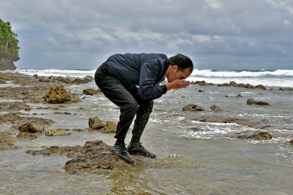 Presiden Jokowi saat mencuci mukanya dengan air laut di Pulau Miangas Talaud.(Foto:Info seputar presiden)