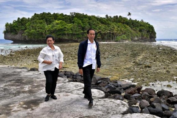Presiden jokowi bersama ibu berjalan di pinggir laut pulau Miangas Talaud, sambil menikmati keindahan alam.(Foto:info seputar presiden)