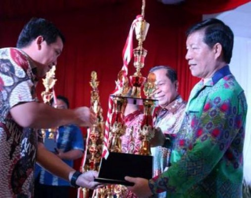 Walikota Vicky Lumentut menerima piala dari Wakil Gubernur Sulut Steven Kandouw.(Foto:Humas)