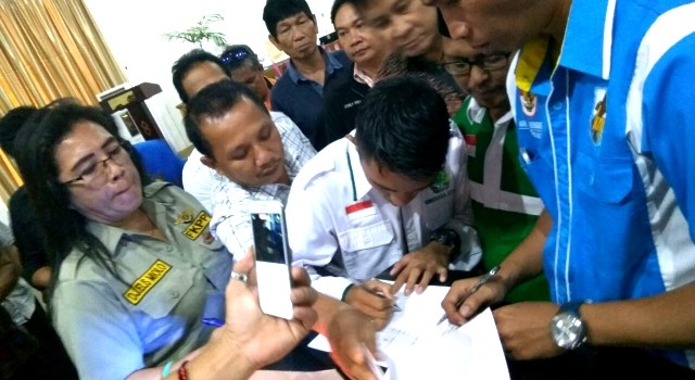 Suasana penandatanganan pernyataan sikap ormas/LSM se-kabupaten Minahasa Utara