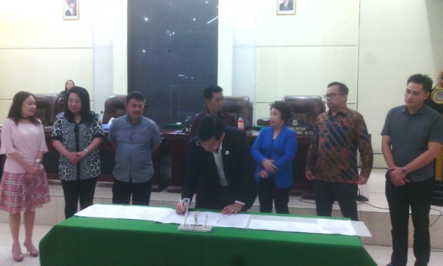 Walikota Manado, Vicky Lumentut melakukan penandatanganan.