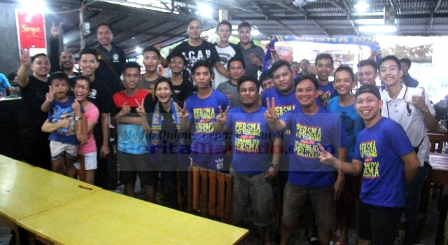 BATU Persma dan Management usai nonton bareng di Rumah Kopi Tampadudu Champion Futsal Bahu