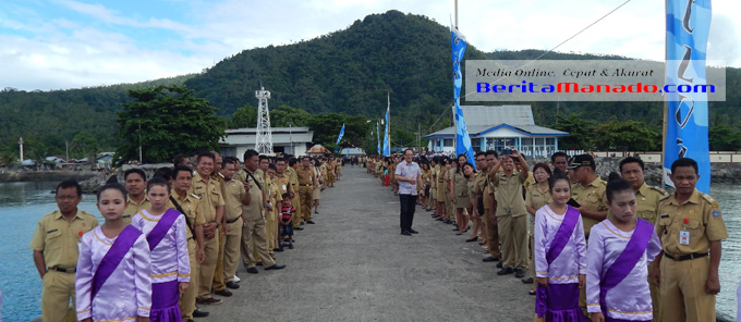 Para ASN dan masyarakat Kabupaten Sitaro saat menjemput WAgub Sulut Steven Kandouw di Tagulandang