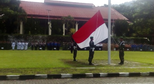 Pengibaran bendera di Hari Pahlawan.