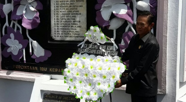 Ketua DPRD Minut Berty Kapojos memimoin upacara di Taman Makam Pahlawan Maria Walanda Maramis.