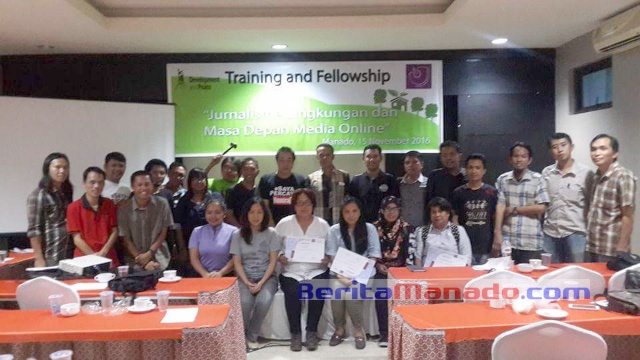 Tim kerja AJI Manado bersama 20 jurnalis media online peserta pelatihan.