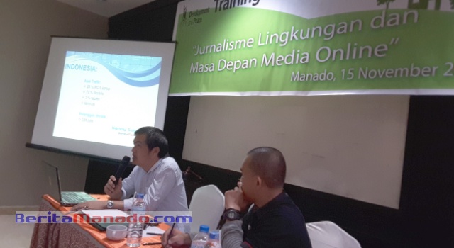 Pemred Beritamanado.com Hanny Sumakul, memaparkan tentang kondisi media online di Sulut saat ini.