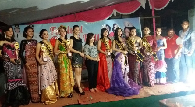 Putri Pariwisata Minut 2016, bersama Kepala Disbudpar Femmy Pangkerego dan dewan juri.
