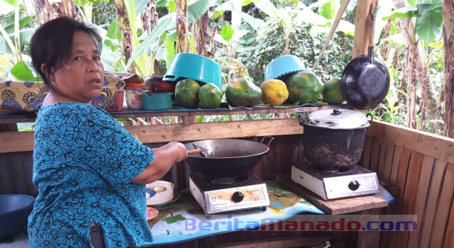 Anggota Kelompok Karioka memasak menggunakan biogas.