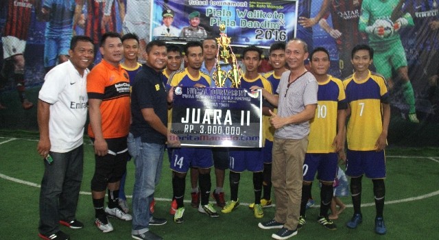 Juara dua diraih oleh Kecamatan Tuminting. Piala dan hadiah diserahkan langsung oleh Kapten Inf Bayu Prabowo kepada Camat Tuminting Sonny Takumansang yang setia mendampingi tim futsal.