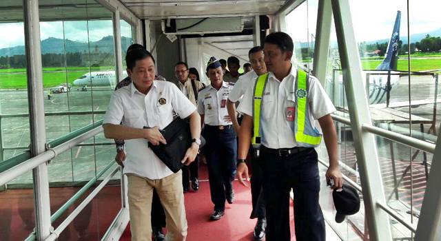 Menteri Energi Dan Sumber Daya Mineral Ignasius Jonan disambut General Manager Bandara Sam Ratulangi Nugroho Jati