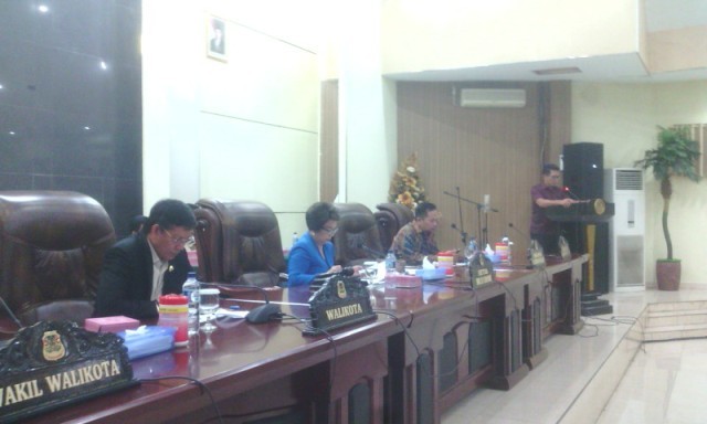 Walikota Manado bersama pimpinan DPRD.